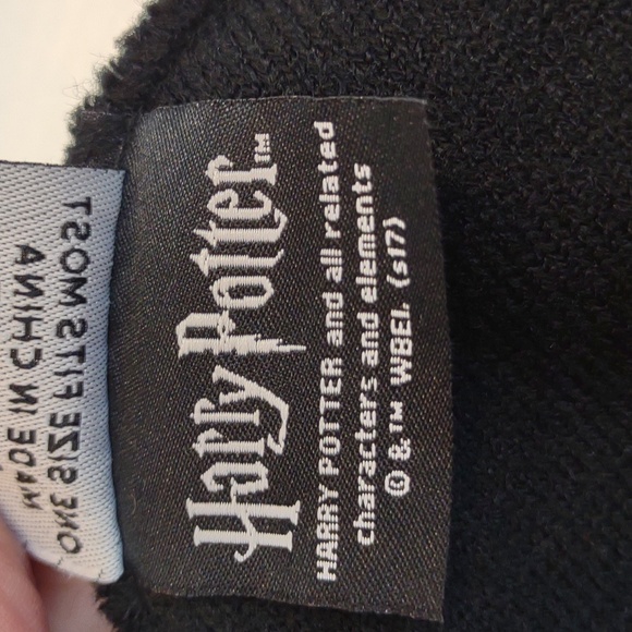 Harry Potter Warner Bros. Hogwarts Beanie Crest Patch Pom Black/Gold/ Red/ Gray - Picture 7 of 8